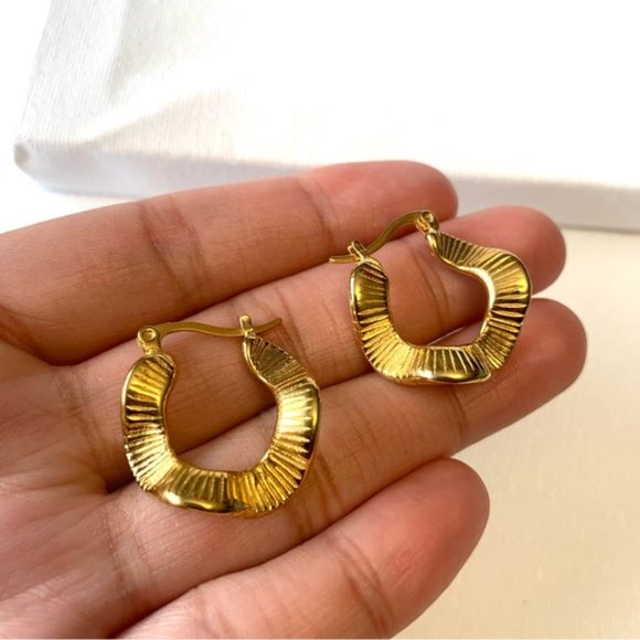 18k Gold Plated Fold Geometric Classic Twist Hoop Earrings - Picture 7 of 11